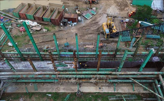 Triển khai thi công khoan nhồi trụ T8, T9 dưới sông, thuộc xã Bản Vược, huyện Bát Xát, tỉnh Lào Cai. Ảnh: Quốc Khánh - TTXVN