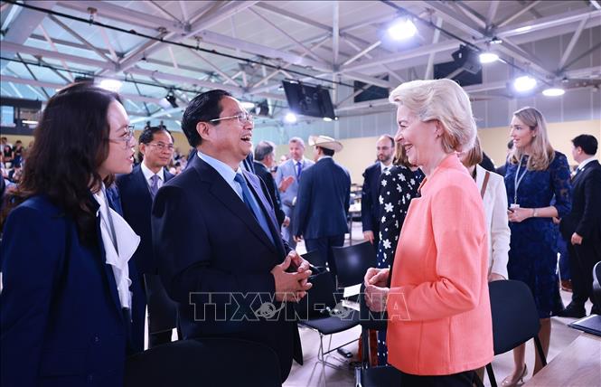 Thủ tướng Phạm Minh Chính gặp Chủ tịch Ủy ban châu Âu Ursula von der Leyen. Ảnh: Dương Giang-TTXVN 