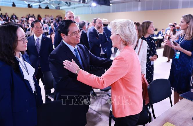 Thủ tướng Phạm Minh Chính gặp Chủ tịch Ủy ban châu Âu Ursula von der Leyen. Ảnh: Dương Giang-TTXVN 