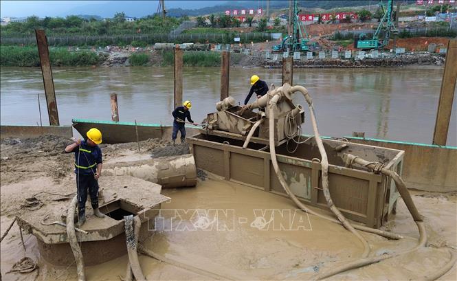 Triển khai thi công khoan nhồi trụ T8, T9 dưới sông, thuộc xã Bản Vược, huyện Bát Xát, tỉnh Lào Cai. Ảnh: Quốc Khánh - TTXVN