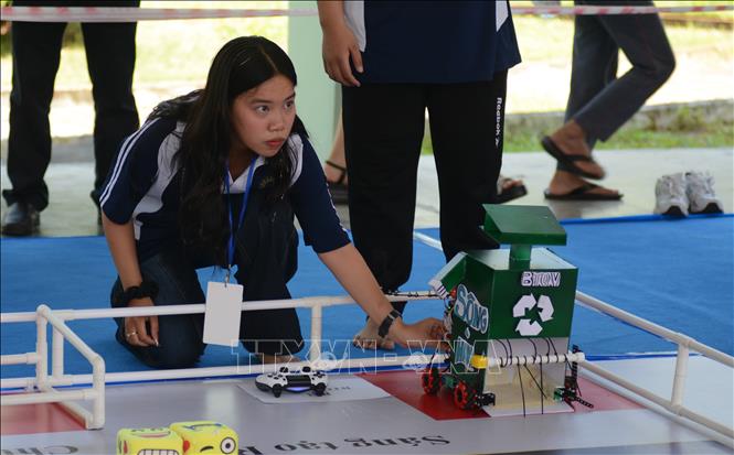 Thành viên một đội tham gia cuộc thi điều khiển Robot. Ảnh: Văn Dũng-TTXVN