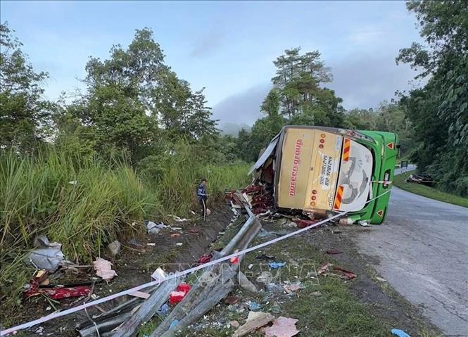 Hiện trường vụ tai nạn trên cao tốc gần thị trấn Gerik, Malaysia ngày 9/6/2025. Ảnh: THX/TTXVN