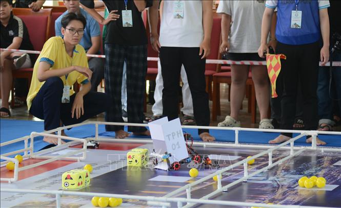 Thành viên đội tham gia cuộc thi điều khiển Robot. Ảnh: Văn Dũng-TTXVN