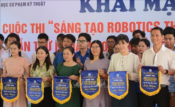 Ban tổ chức trao cờ lưu niệm cho các đơn vị tham gia cuộc thi. Ảnh: Văn Dũng-TTXVN
