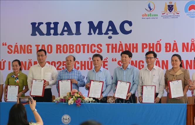 Trường Đại học Sư phạm Kỹ thuật-Đại học Đà Nẵng ký Bản ghi nhớ và hợp tác với 10 Trường THCS, THPT trên địa bàn thành phố Đà Nẵng về tổ chức hoạt động giáo dục STEM. Ảnh: Văn Dũng-TTXVN