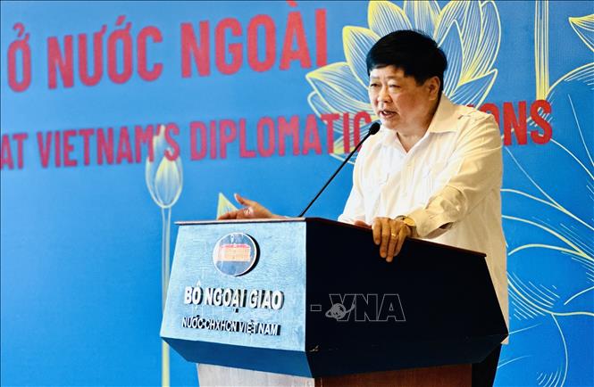 Phó Giáo sư-Tiến sĩ Nguyễn Thế Kỷ, Phó Chủ tịch Hội đồng Lý luận Trung ương kiêm Trưởng ban Lý luận phê bình văn học nghệ thuật tham luận tại hội thảo. Ảnh: Việt Đức - TTXVN