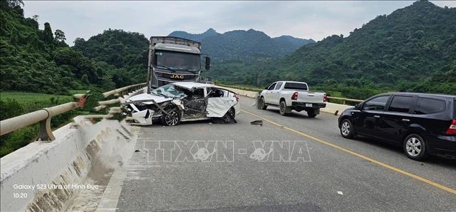 Hiện trường vụ tai nạn giao thông nghiêm trọng khi 2 ô tô tông nhau khiến 1 người tử vong. Ảnh: TTXVN phát