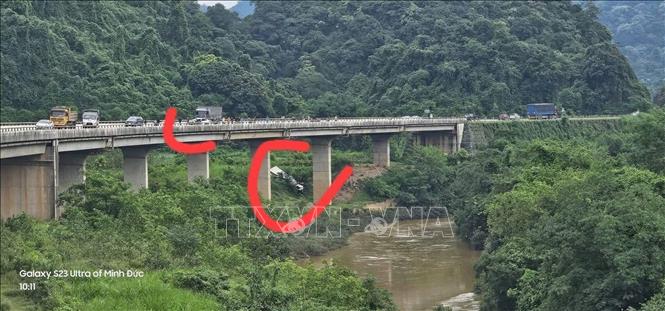 Chiếc ô tô tải biển số Hà Nội văng khỏi cầu, rơi xuống vực sâu khoảng 20 m. Ảnh: TTXVN phát