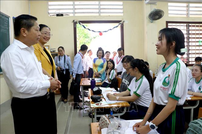 Thứ trưởng Bộ Giáo dục và Đào tạo Lê Tấn Dũng động viên tinh thần học sinh Trường THPT Lưu Văn Liệt ở tỉnh Vĩnh Long. Ảnh: Lê Thúy Hằng – TTXVN 