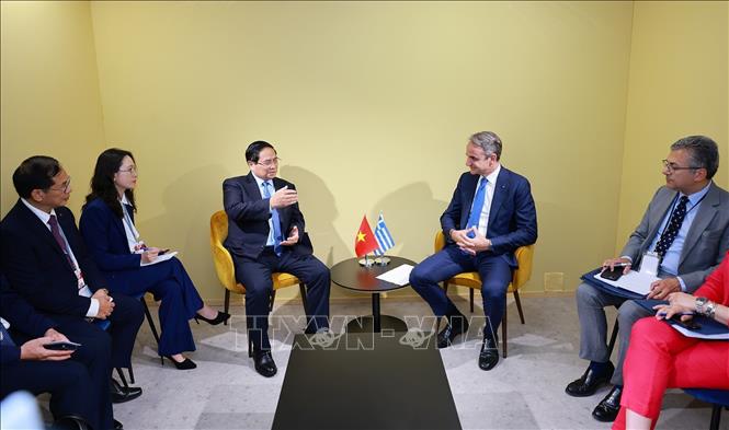 Thủ tướng Phạm Minh Chính trong cuộc gặp Thủ tướng Hy Lạp Kyriakos Mitsotakis. Ảnh: Dương Giang-TTXVN