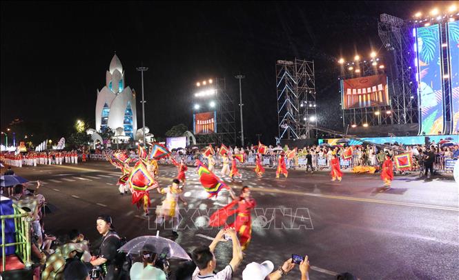 Diễu hành Carnival trong lễ hội văn hóa - Du lịch biển. Ảnh: Đặng Tuấn - TTXVN