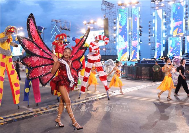 Những bước chân đầu tiên của Diễu hành Carnival hoành tráng. Ảnh: Đặng Tuấn - TTXVN