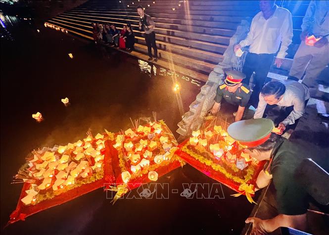 “Đêm hoa đăng trên sông Thạch Hãn” tri ân các anh hùng liệt sỹ. Ảnh: Nguyên Linh-TTXVN