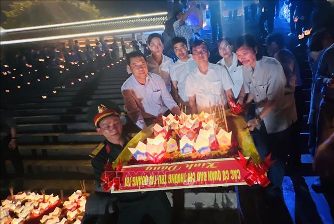 Các cơ quan báo chí thường trú tại Quảng Trị dân hương, thả hoa đăng trên sông Thạch Hãn tri dân các anh hùng liệt sỹ. Ảnh: Nguyên Linh-TTXVN