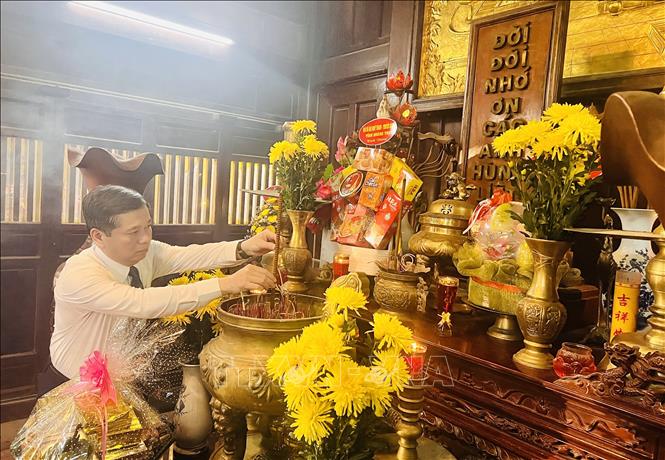 Bí thư Tỉnh ủy Quảng Trị Nguyễn Long Hải dâng hương các anh hùng liệt sỹ. Ảnh: Nguyên Linh-TTXVN