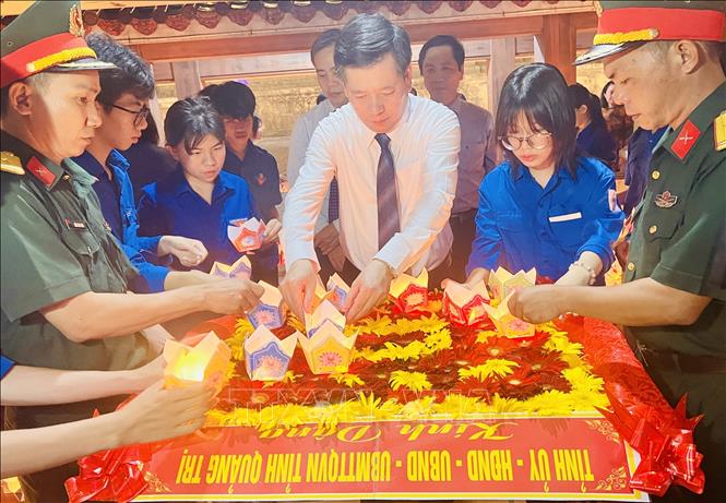Bí thư Tỉnh ủy Quảng Trị Nguyễn Long Hải thả hoa đăng trên dòng Thạch Hãn. Ảnh: Nguyên Linh-TTXVN