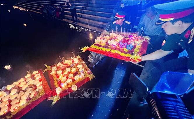Thả hoa đăng trên dòng Thạch Hãn. Ảnh: Nguyên Linh-TTXVN
