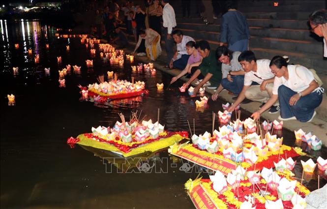 Phóng viên các cơ quan báo chí thường trú tai Quảng Trị thả hoa đăng trên dòng Thạch Hãn.  Ảnh: Nguyên Linh-TTXVN