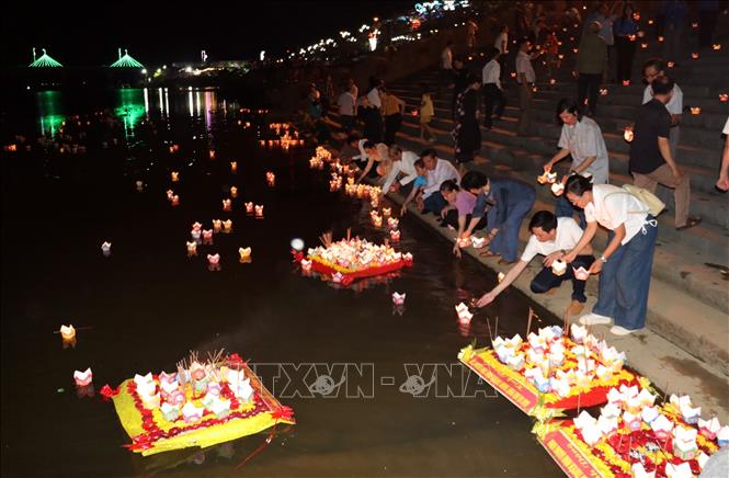 Thả hoa đăng trên dòng Thạch Hãn.  Ảnh: Nguyên Linh-TTXVN
