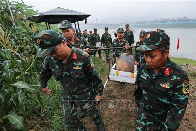Bộ Chỉ huy Quân sự tỉnh Hòa Bình điều động hơn 50 cán bộ, chiến sĩ cùng trang thiết bị chuyên dụng thực hiện nhiệm vụ trên tổng diện tích dò tìm khoảng 29,5ha khu vực lòng sông Đà. Ảnh: Trọng Đạt - TTXVN