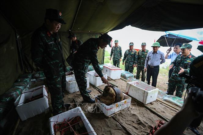 Kết thúc đợt tìm kiếm, lực lượng làm nhiệm vụ đã phát hiện, trục vớt an toàn tổng số 244 vật nổ, gồm 1 quả bom; 20 quả bom dứa, 6 quả đạn pháo loại 105mm, 1 quả đạn cối 82mm, 2 quả đạn cối 60mm, 40 quả lựu đạn cùng với 174 viên đạn các loại. Ảnh: Trọng Đạt - TTXVN