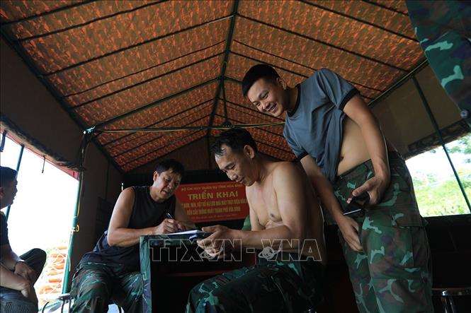 Khoảnh khắc vui vẻ của các cán bộ chiến sĩ tại nhà bạt sau những buổi tìm kiếm. Ảnh: Trọng Đạt - TTXVN