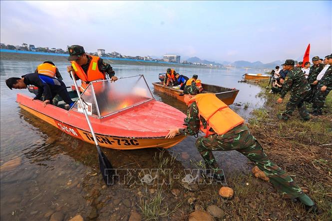Ngày 2 buổi, sáng từ 6h, chiều từ 14h, khi nước sông Đà phía hạ lưu thủy điện Hòa Bình xuống thấp, các chiến sĩ trong đội dò tìm lên thuyền thực hiện nhiệm vụ. Ảnh: Trọng Đạt - TTXVN