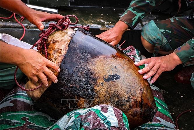 Phần nửa đầu quả bom có trọng lượng 2000 bảng Anh (gần 1 tấn) được trục vớt an toàn từ lòng sông Đà. Ảnh: Trọng Đạt - TTXVN