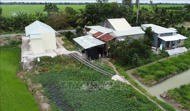 Xã Gáo Giồng (huyện Cao Lãnh) đã xây dựng cầu để người dân có đường lưu thông, phục vụ canh tác lúa. Ảnh: Nhựt An - TTXVN