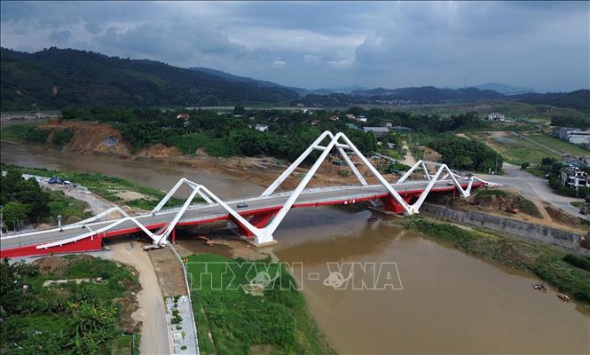 Cầu Phú Thịnh ở thành phố Lào Cai được đưa vào sử dụng sau 3 năm thi công. Ảnh: Quốc Khánh - TTXVN
