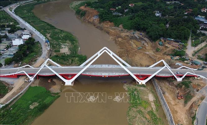 Cầu Phú Thịnh có tổng chiều dài 250 m, gồm 5 nhịp, bề rộng mặt cầu 15,5 m ở nhịp đúc tại chỗ và mở rộng lên 30,5 m tại vị trí sàn ngắm cảnh quan. Ảnh: Quốc Khánh - TTXVN


