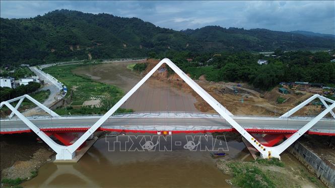 Cầu Phú Thịnh là điểm nhấn độc đáo trong lòng thành phố Lào Cai. Ảnh: Quốc Khánh - TTXVN