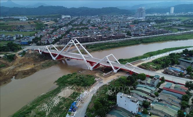 Cầu Phú Thịnh là cây cầu thứ 6 bắc qua sông Hồng của thành phố Lào Cai. Ảnh: Quốc Khánh - TTXVN
