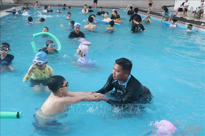 Bể bơi Khách sạn Dầu khí (thành phố Thái Bình) thu hút nhiều trẻ đến tắm và học bơi. Ảnh: Vũ Quang – TTXVN