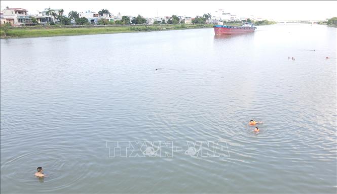 Người dân, trẻ em tắm, bơi lội trên sông Trà Lý, đoạn qua thành phố Thái Bình vào các buổi chiều, tiềm ẩn tai nạn đuối nước. Ảnh: Vũ Quang – TTXVN