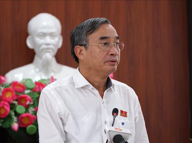 Chủ tịch UBND thành phố Đà Nẵng Lê Trung Chinh cung cấp thông tin, giải đáp các ý kiến của cử tri. Ảnh: Quốc Dũng – TTXVN