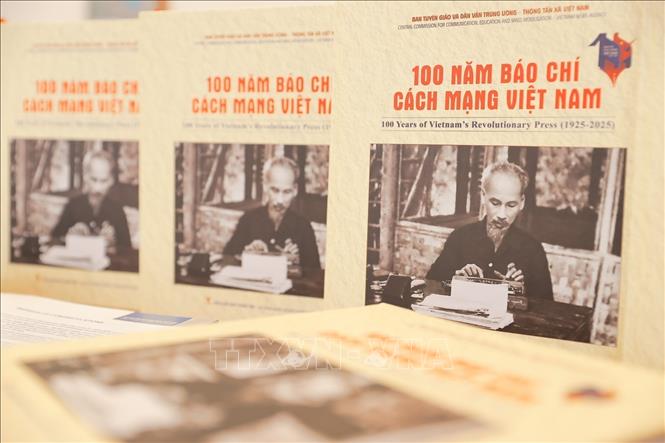 Sách ảnh “100 năm Báo chí Cách mạng Việt Nam (1925 - 2025)” vừa ra mắt. Ảnh: Minh Quyết - TTXVN
