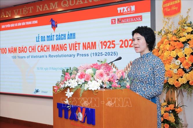 Giám đốc Nhà xuất bản Thông tấn Phùng Thị Mỹ phát biểu. Ảnh: Minh Quyết - TTXVN
