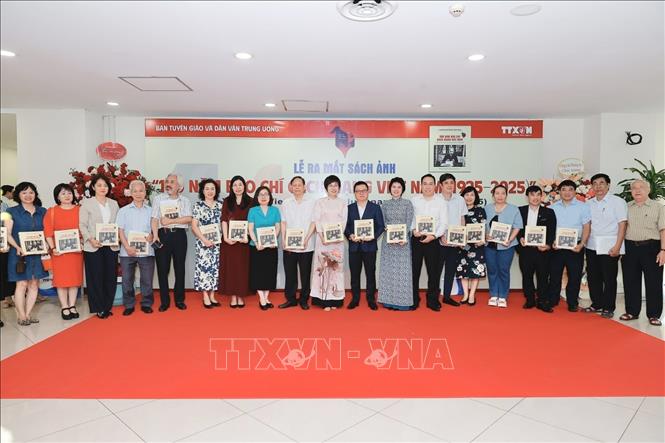 Đại biểu tham dự lễ ra mắt sách. Ảnh: Minh Quyết - TTXVN

