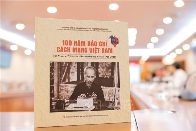 Sách ảnh “100 năm Báo chí Cách mạng Việt Nam (1925 - 2025)” vừa ra mắt. Ảnh: Minh Quyết - TTXVN