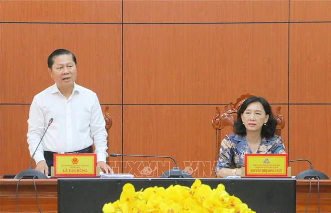 Thứ trưởng Bộ Giáo dục và Đào tạo Lê Tấn Dũng phát biểu tại buổi làm việc. Ảnh: Công Mạo-TTXVN