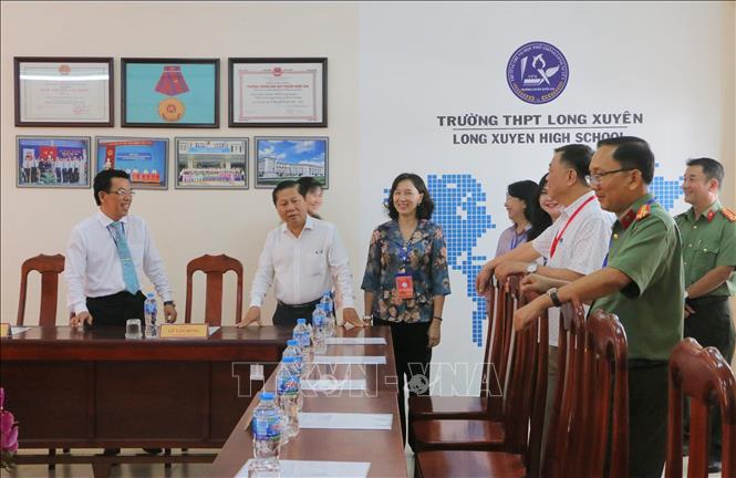 Đoàn công tác kiểm tra thực tế tại Điểm thi Trường THPT Long Xuyên (phường Mỹ Long, thành phố Long Xuyên). Ảnh: Công Mạo-TTXVN
