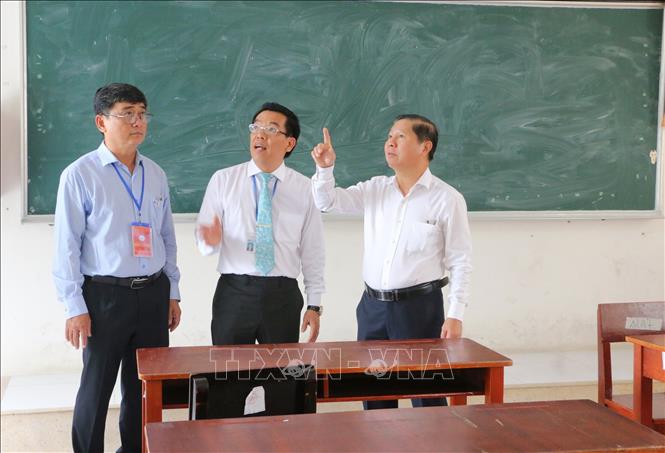 Đoàn công tác kiểm tra thực tế tại Điểm thi Trường THPT Long Xuyên (phường Mỹ Long, thành phố Long Xuyên). Ảnh: Công Mạo-TTXVN