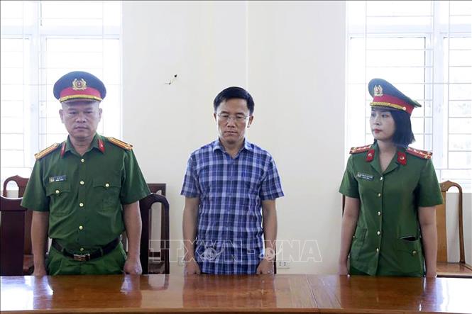 Ông Nguyễn Văn Hưng (giữa), nguyên Chủ tịch UBND xã Lộc Yên, bị khởi tố về hành vi để hơn 264 tấn xi măng phục vụ xây dựng nông thôn mới bị hư hỏng. Ảnh: TTXVN phát