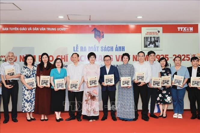 Tổng giám đốc TTXVN Vũ Việt Trang tặng sách ảnh cho các đại biểu. Ảnh: Minh Quyết - TTXVN