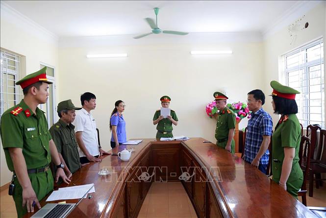 Cơ quan điều tra tống đạt quyết định khởi tố vụ án. Ảnh: TTXVN phát