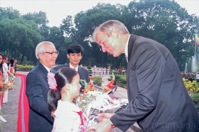 Thủ tướng Võ Văn Kiệt chủ trì lễ đón Thủ tướng Litva Adolfas Slezevicius thăm hữu nghị chính thức Việt Nam (Hà Nội, 27/9/1995). Ảnh: Minh Đạo - TTXVN