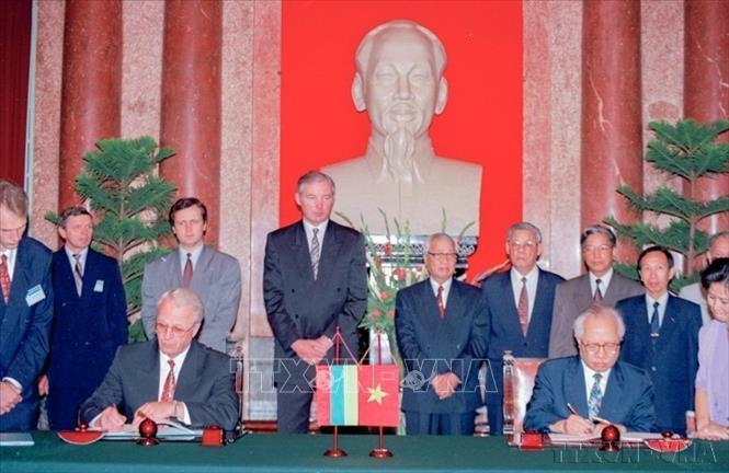 Thủ tướng Võ Văn Kiệt vàThủ tướng Litva Adolfas Slezevicius chứng kiến Lễ ký kết Hiệp định về khuyến khích đầu tư giữa 2 nước (Hà Nội, 27/9/1995). Ảnh: Minh Đạo - TTXVN