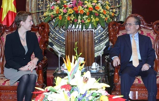 Chủ tịch Quốc hội Nguyễn Sinh Hùng tiếp Đại sứ Đặc mệnh toàn quyền Litva Lina Antane Vicinene (Hà Nội, 22/02/2012). Ảnh: Nhan Sáng-TTXVN