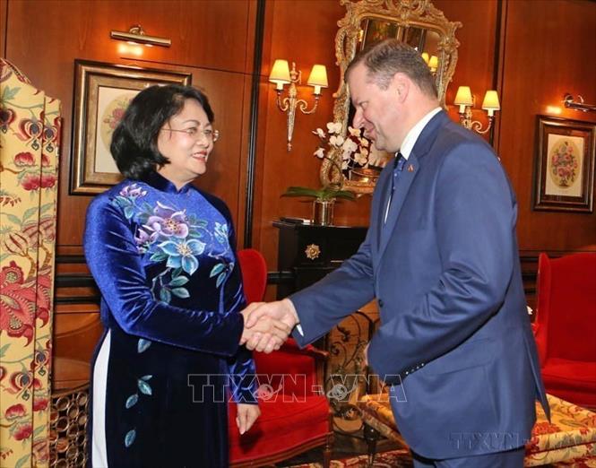 Phó Chủ tịch nước Đặng Thị Ngọc Thịnh làm việc với Thủ tướng Litva Saulius Skvernelis (Vilniu, 24/10/2017). Ảnh: Doãn Tấn – TTXVN